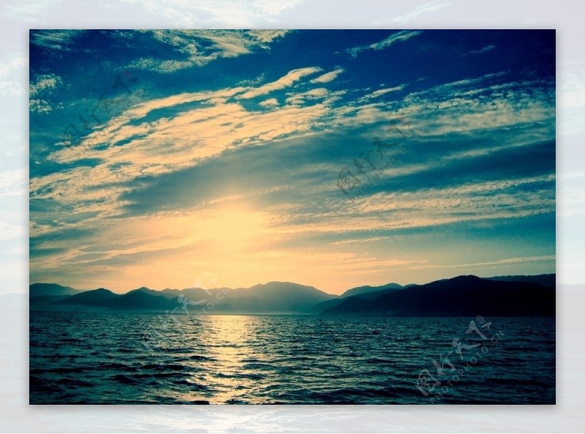 云南印象泸沽湖的日出图片