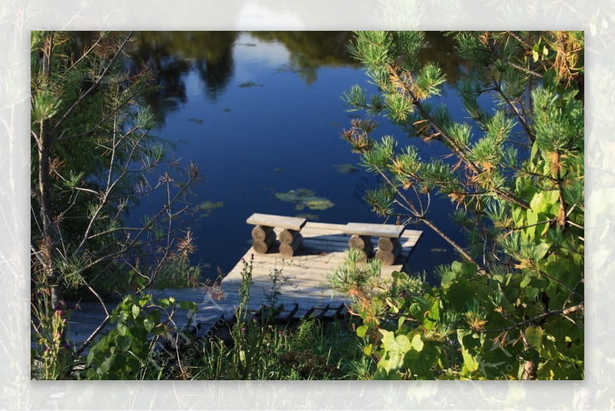 河边木椅图片