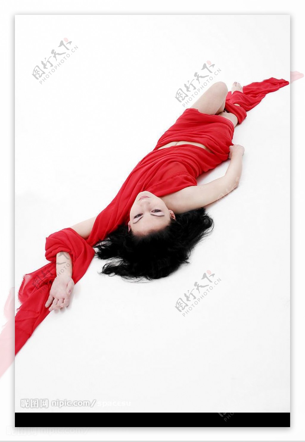 躺着的红衣女人图片
