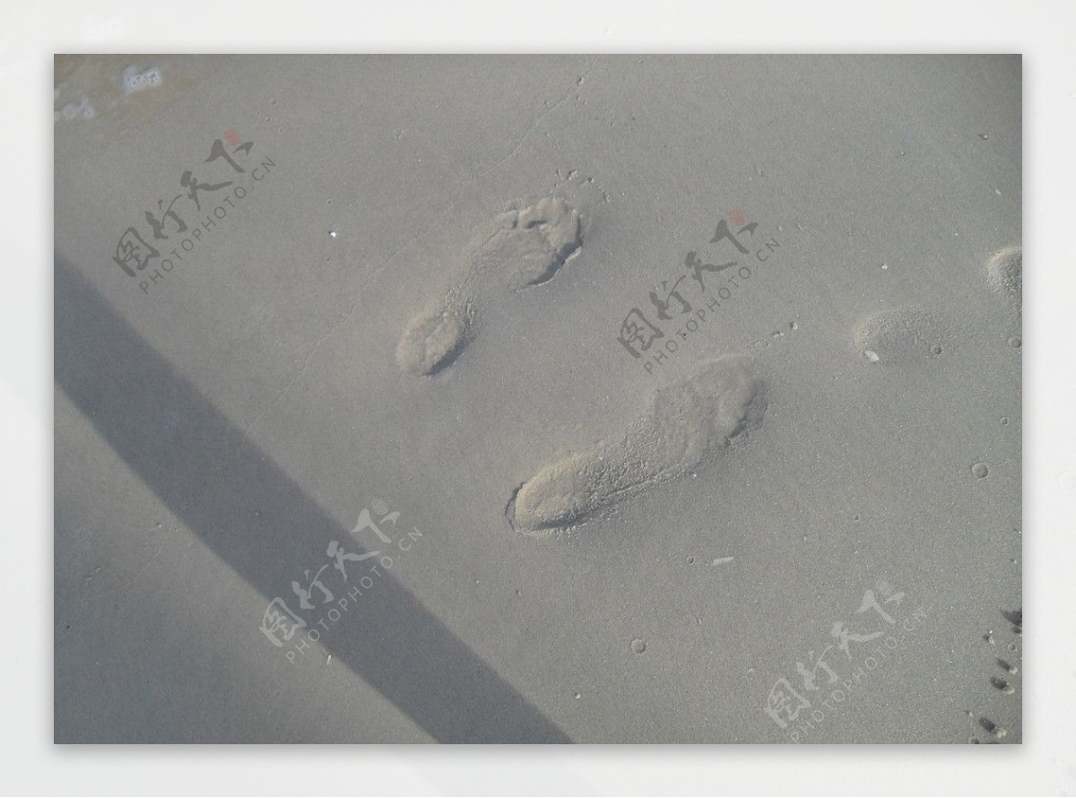 大海沙滩脚印图片