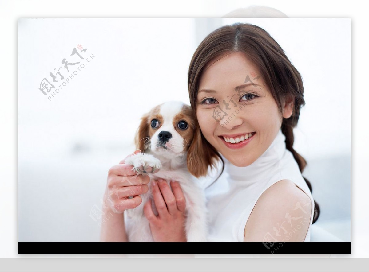 快乐的女人与狗。可爱的狗狗表演戏法。手绘向量插画图片素材_ID:421610900-Veer图库