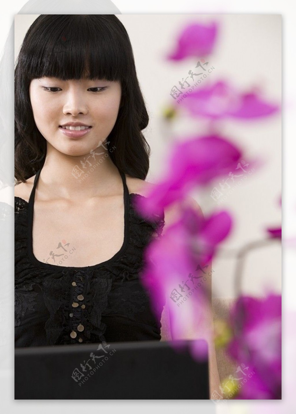 笔记本电脑上网聊天的美女图片
