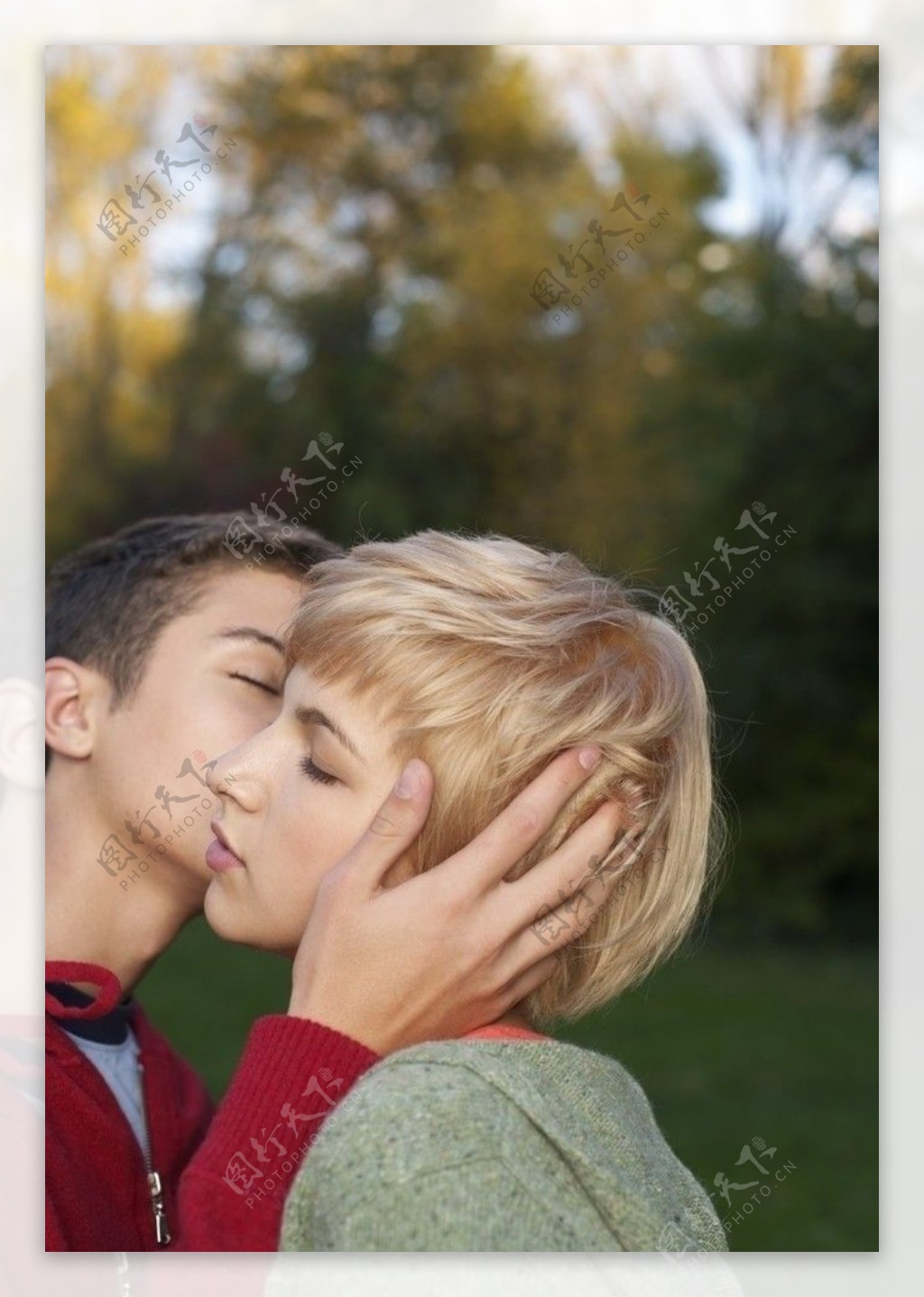 亲吻的情侣图片