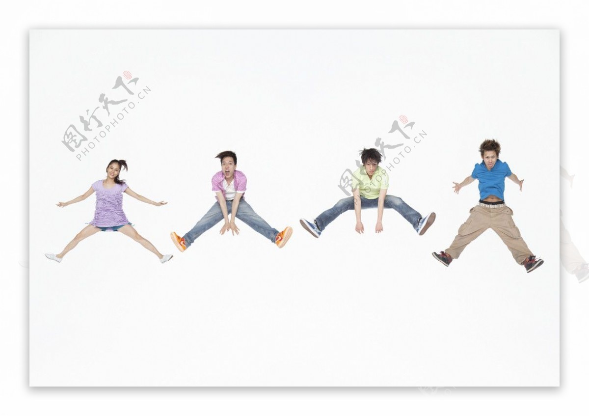 欢乐的小学生跳跃高清摄影大图-千库网