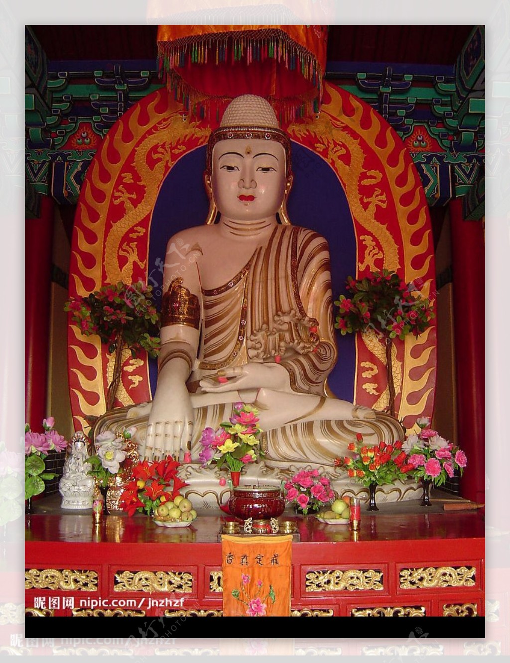 缅甸玉雕释迦牟尼像图片