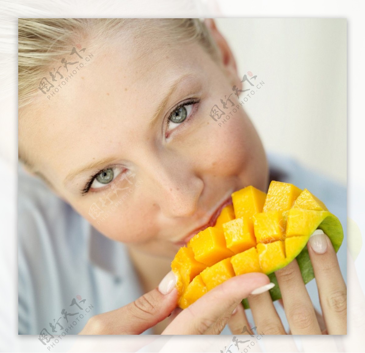 吃水果的女人图片