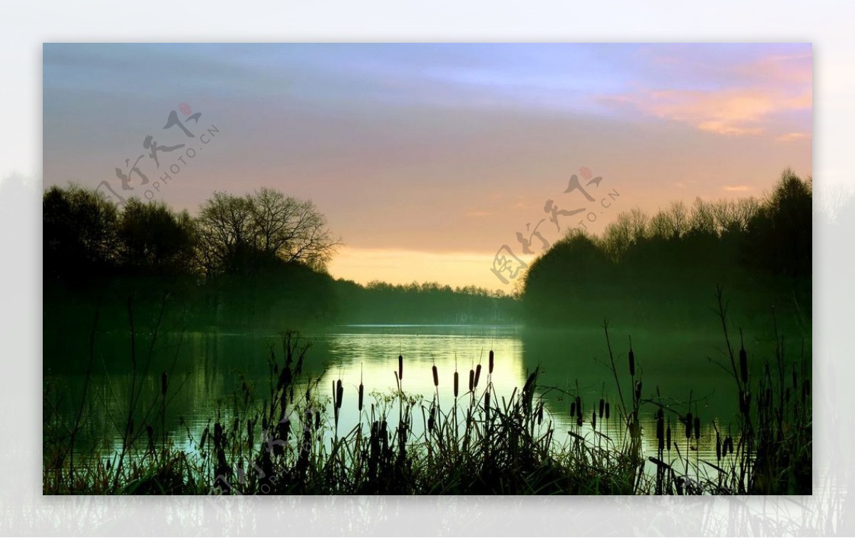 黄昏的湖光水色图片