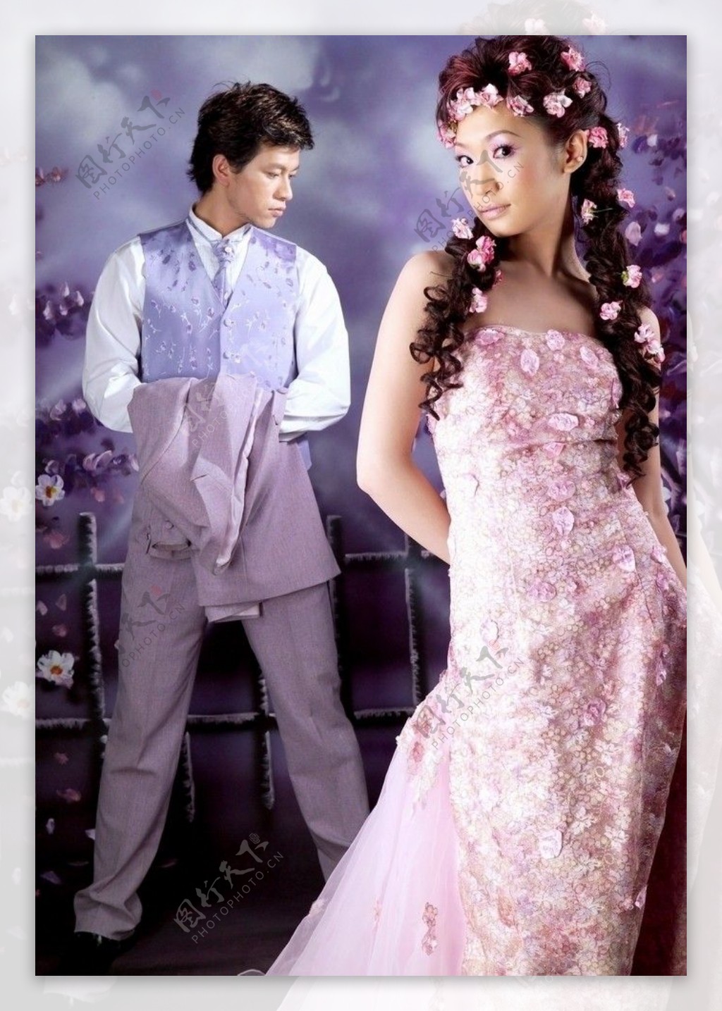 紫色调的婚纱照图片