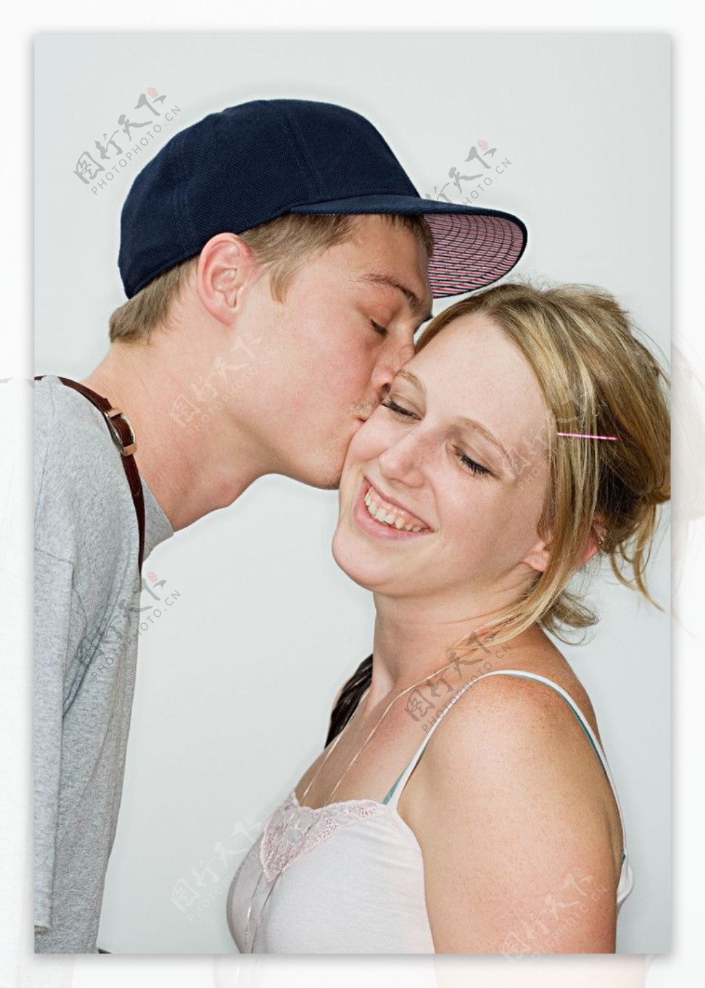 亲吻夫妻图片