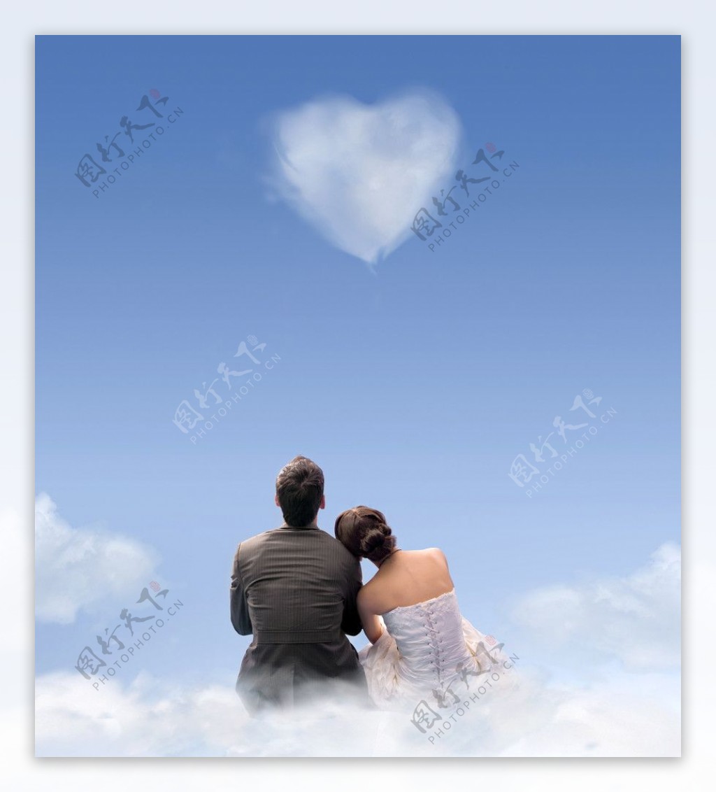 情人节坐在天空白云里看爱心云彩的情侣图片