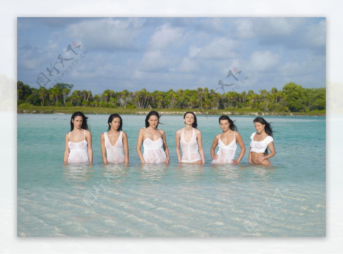 海边游泳并排五个女人高清大图图片