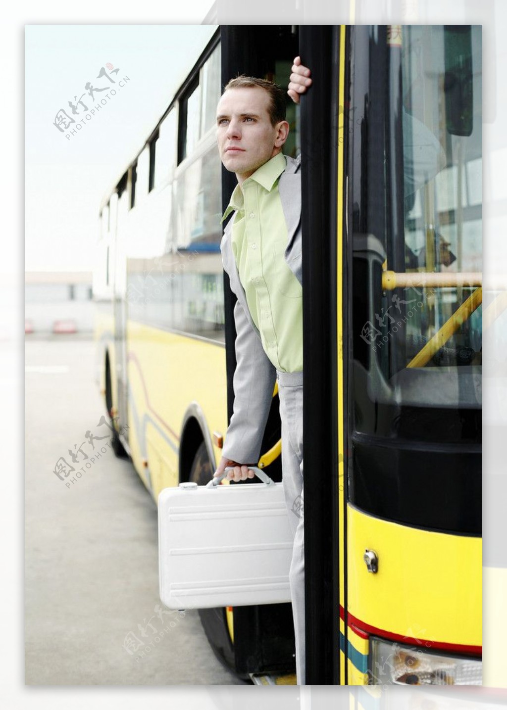 下公交车的商务人物图片
