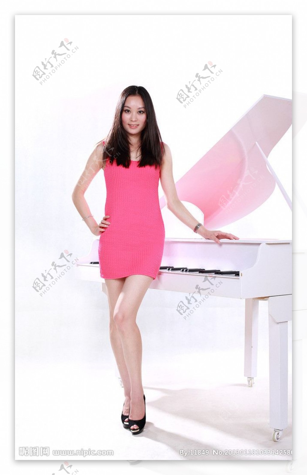 红裙美女与钢琴图片