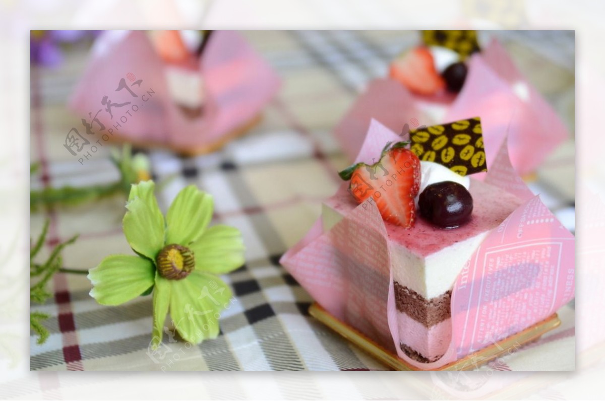 草莓慕斯蛋糕图片