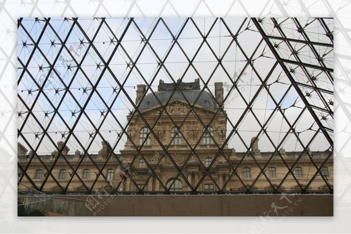 卢浮宫玻璃金字塔内部图片