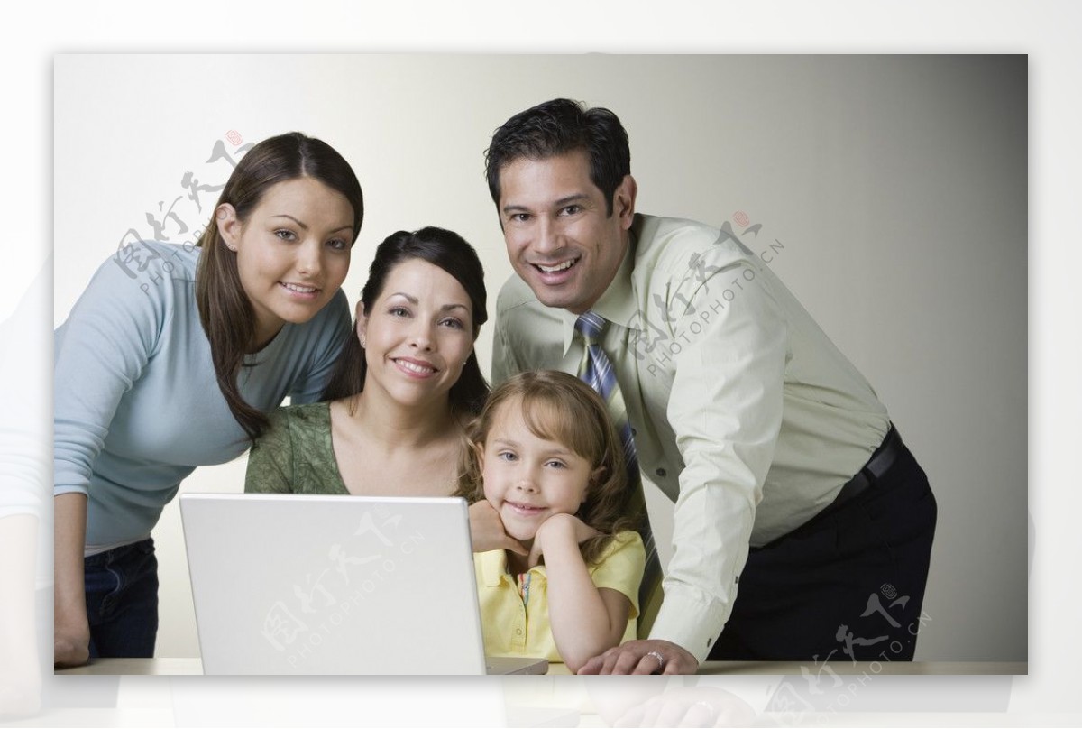 笔记本电脑生活快乐一家人图片