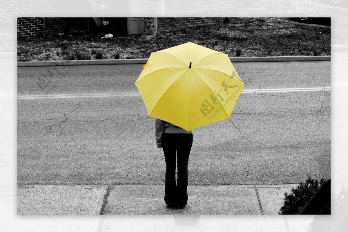打黄雨伞的女孩图片