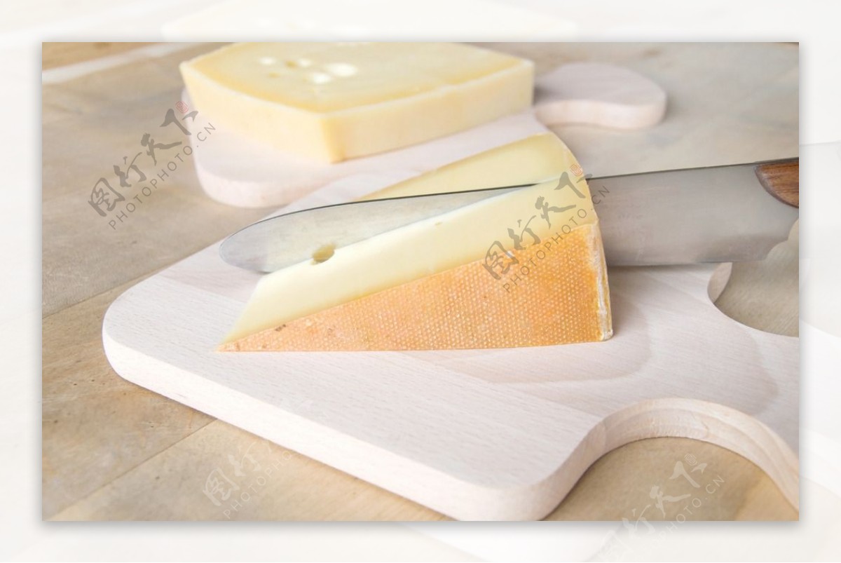 砧板上的刀切奶酪图片