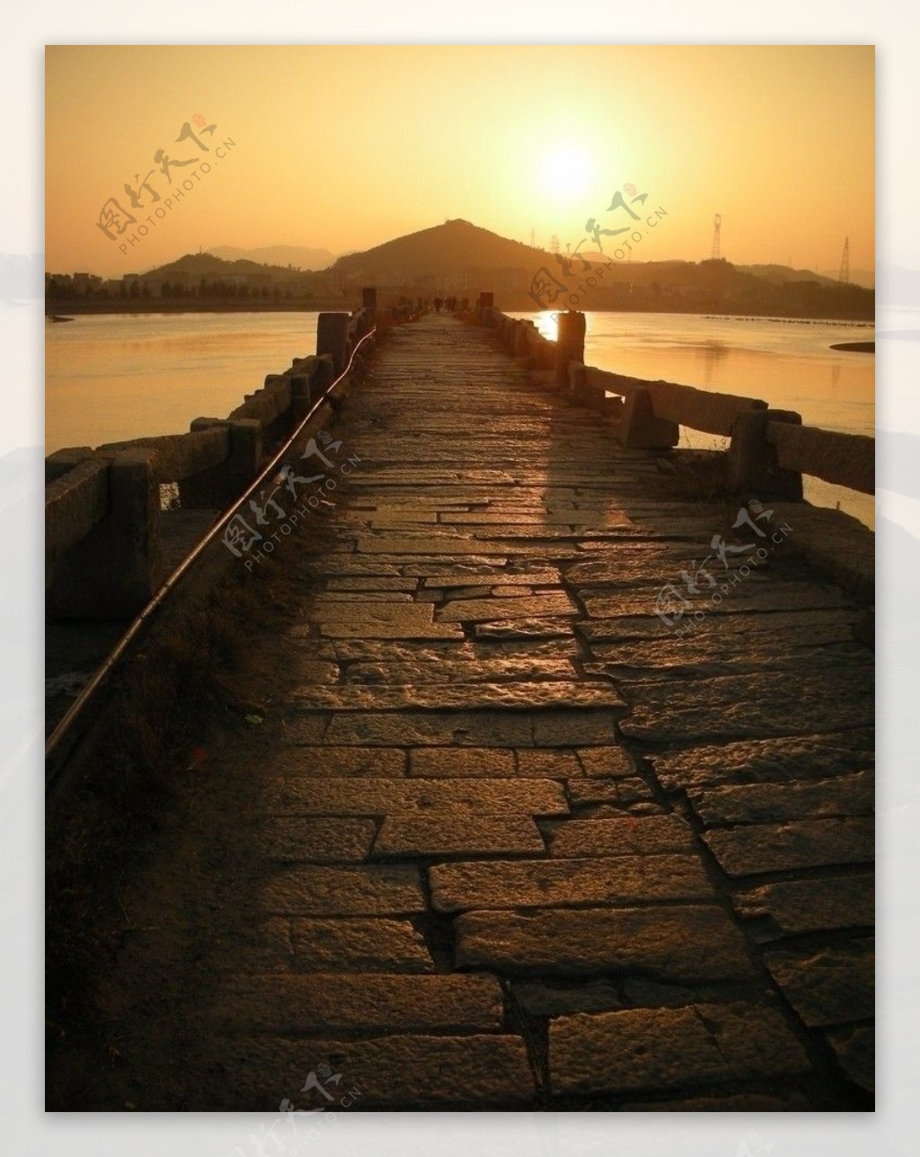 夕阳下的古石桥图片