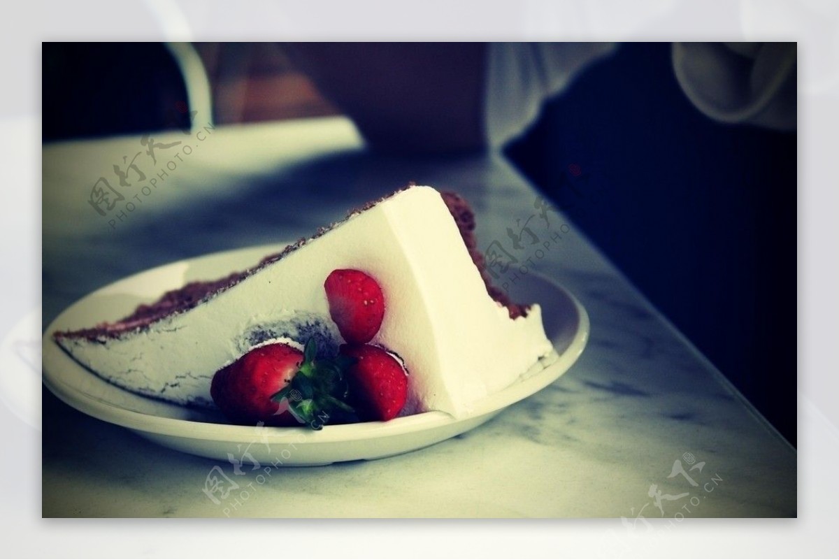 草莓奶油巧克力芯蛋糕图片