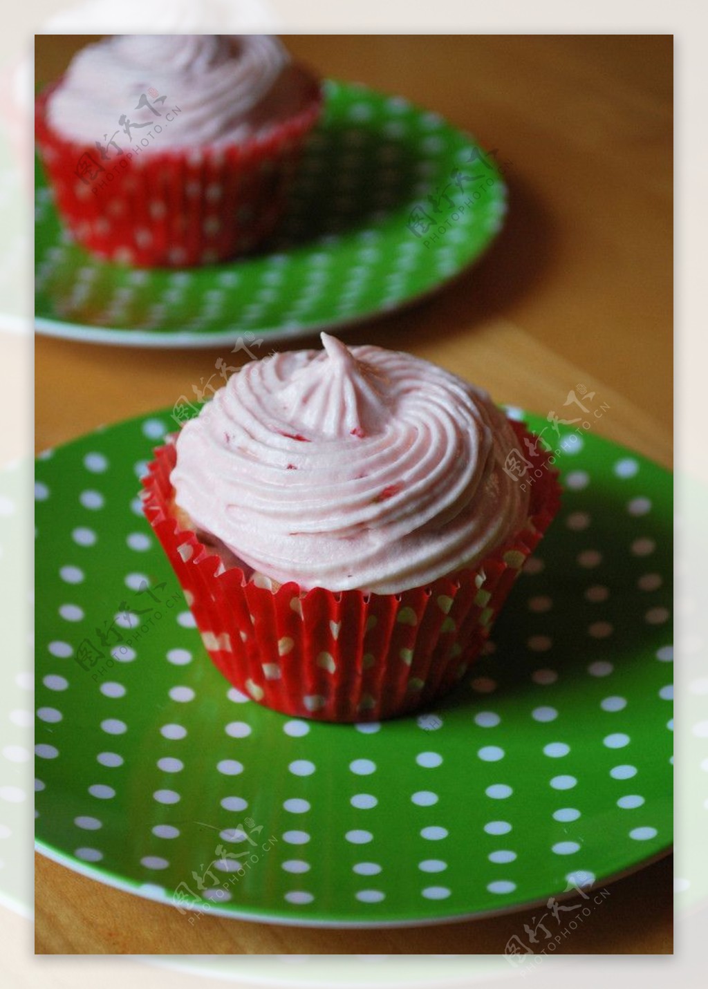 红草莓奶油纸托蛋糕图片