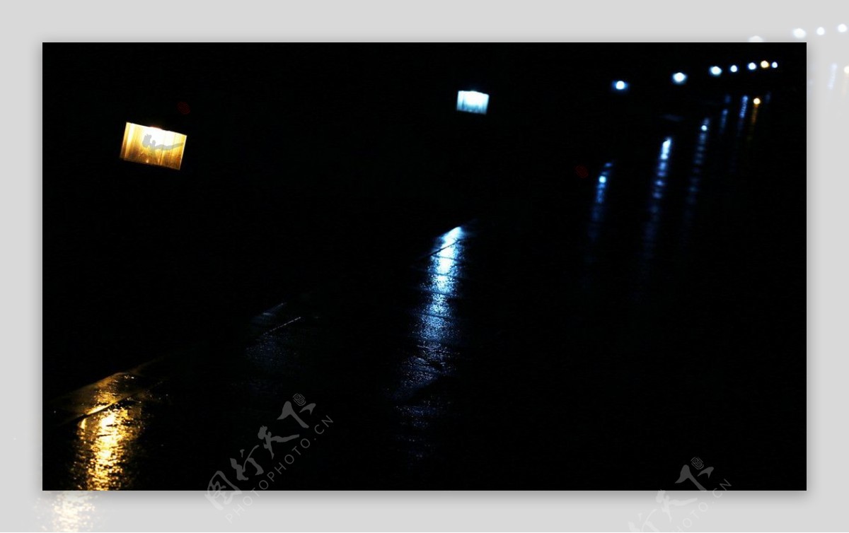 雨夜小路反方向图片