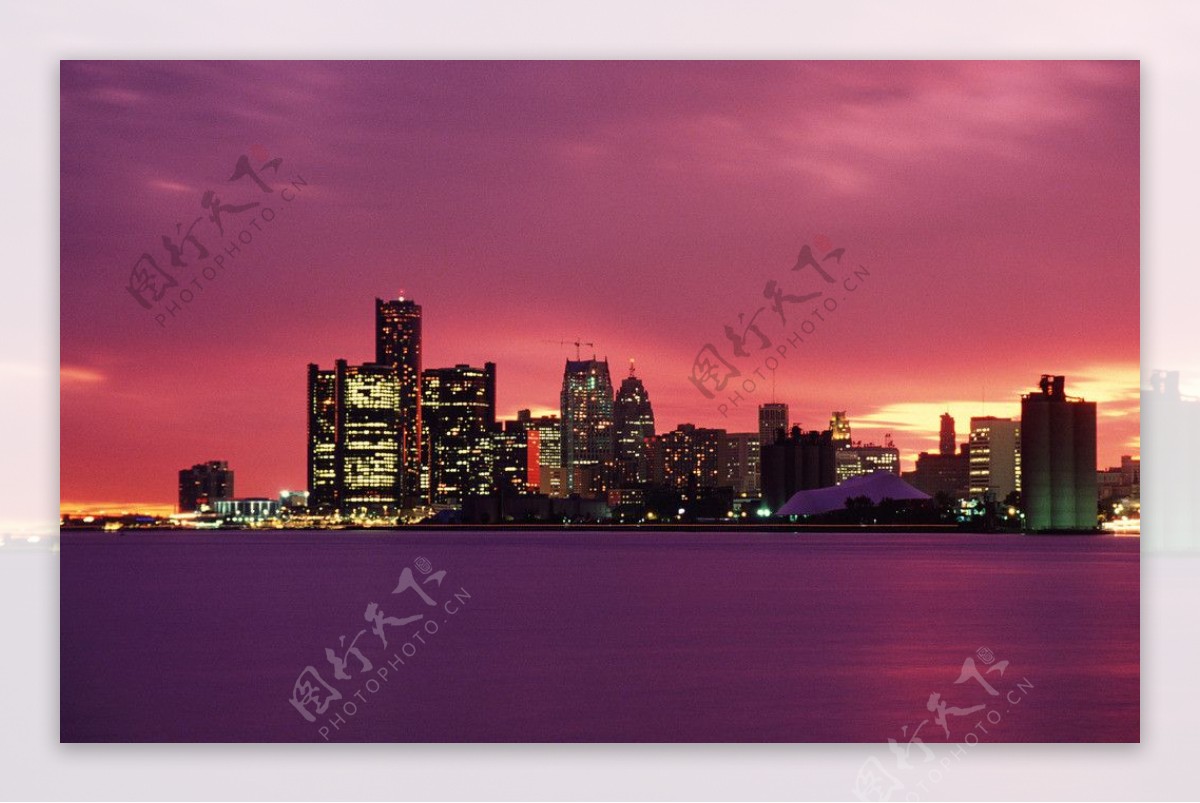 紫色调城市夜景建筑海图片