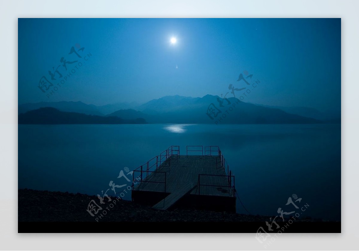寂靜湖泊图片