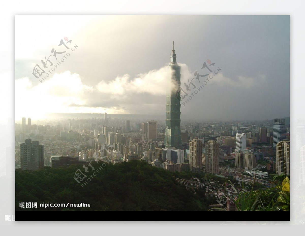雲霧中的台北101图片