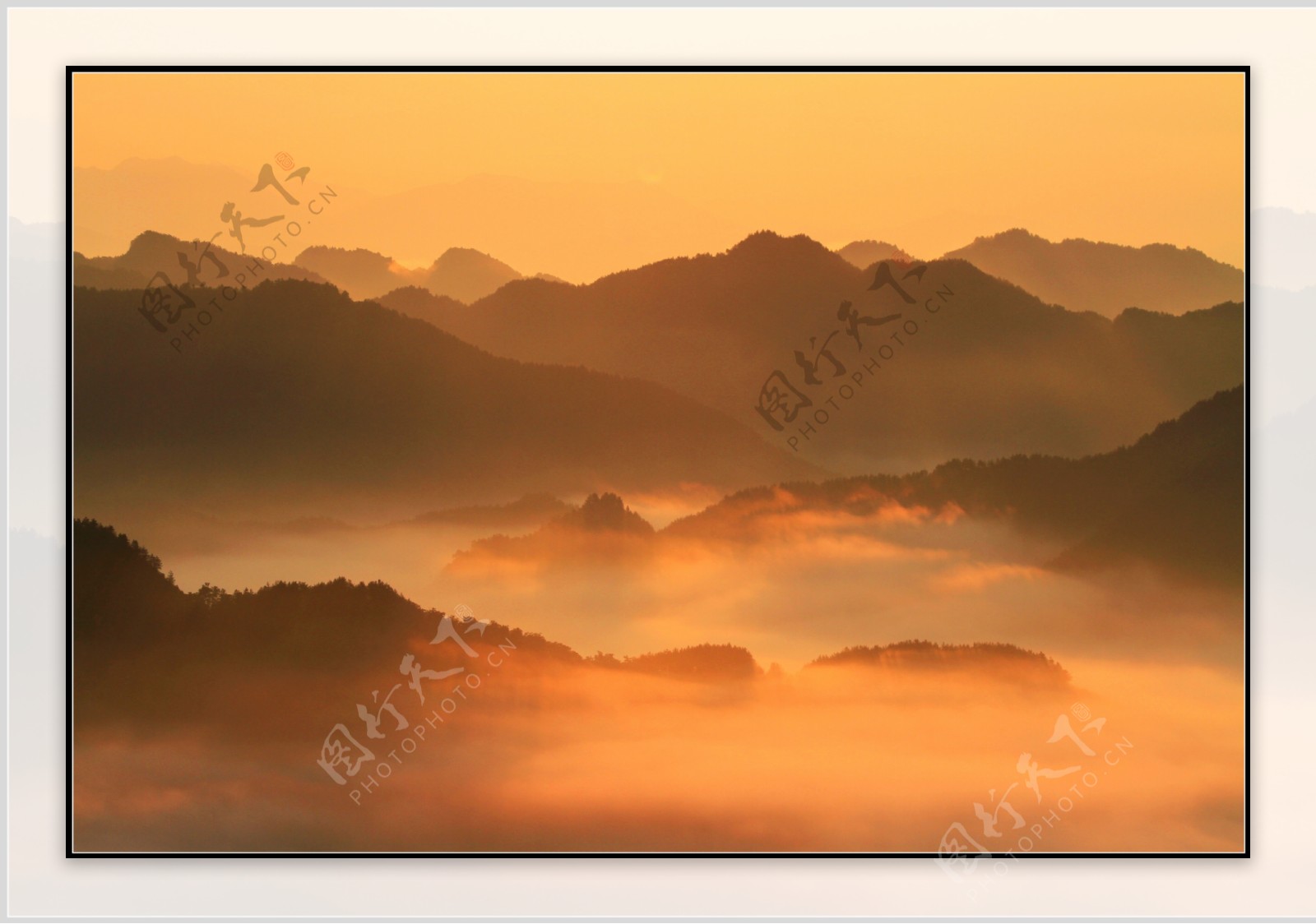 云雾山峰景观图片