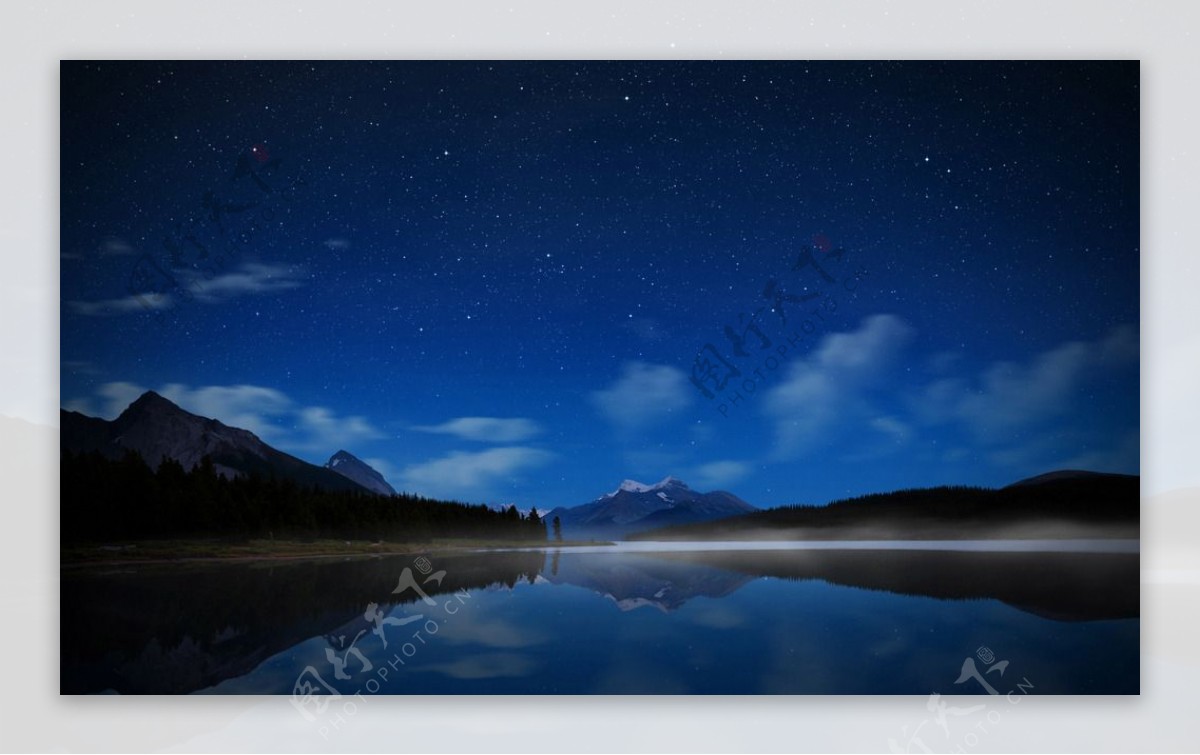 雪山平湖夜色图片