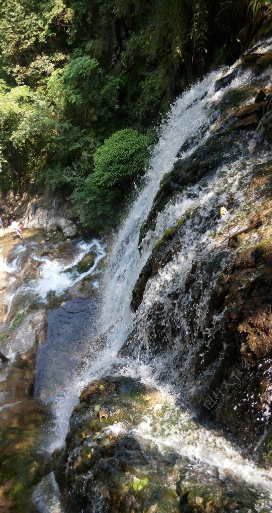 山间小溪瀑布图片