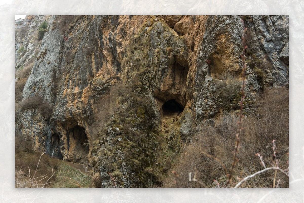郎木寺大峡谷石壁上的山洞图片