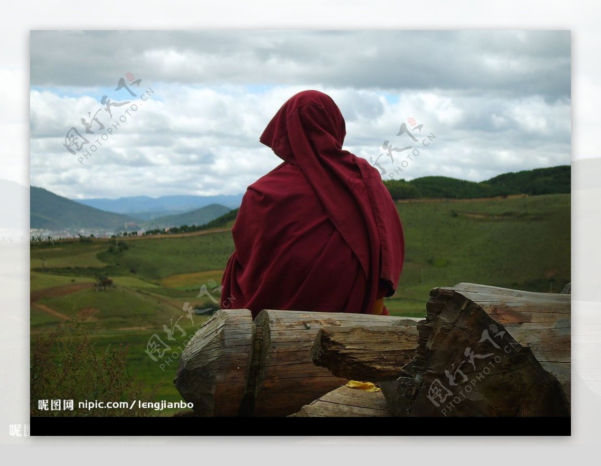香格里拉僧人背影图片