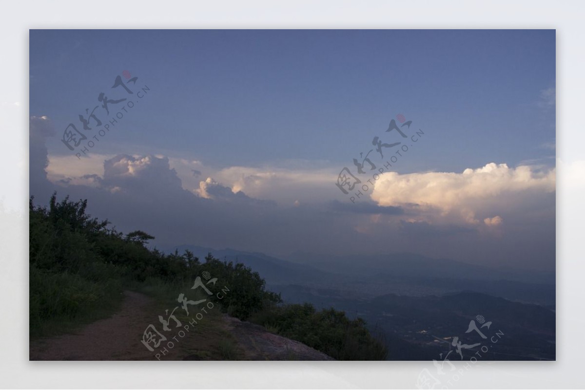 南台山傍晚顶峰道路云图片