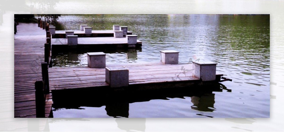 湖边石凳图片