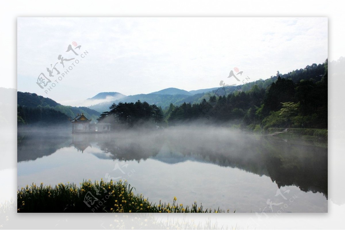 庐山如琴湖云雾图片