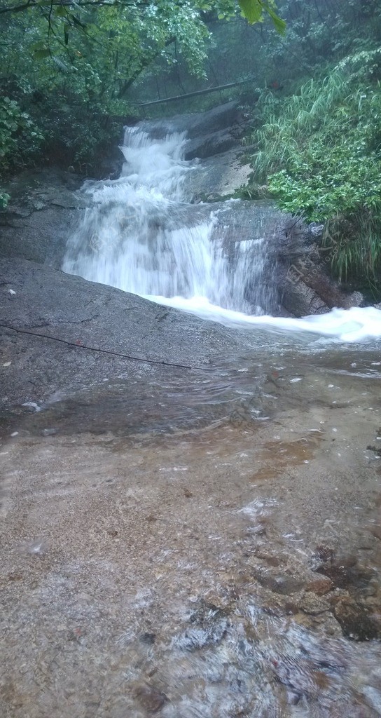 山间流水图片