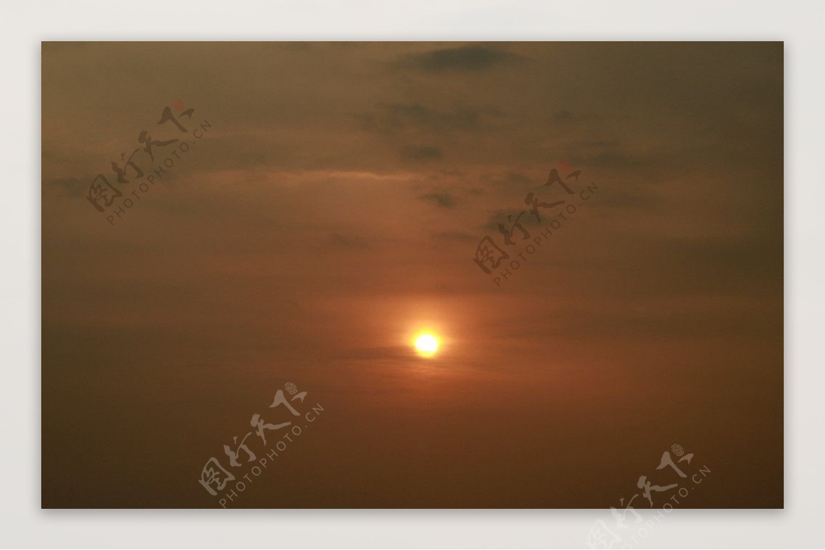 多云的朝阳图片