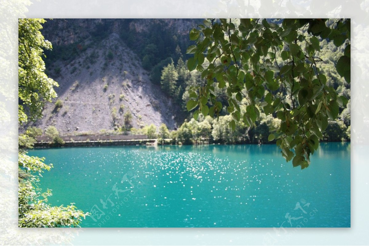 蓝色湖泊图片