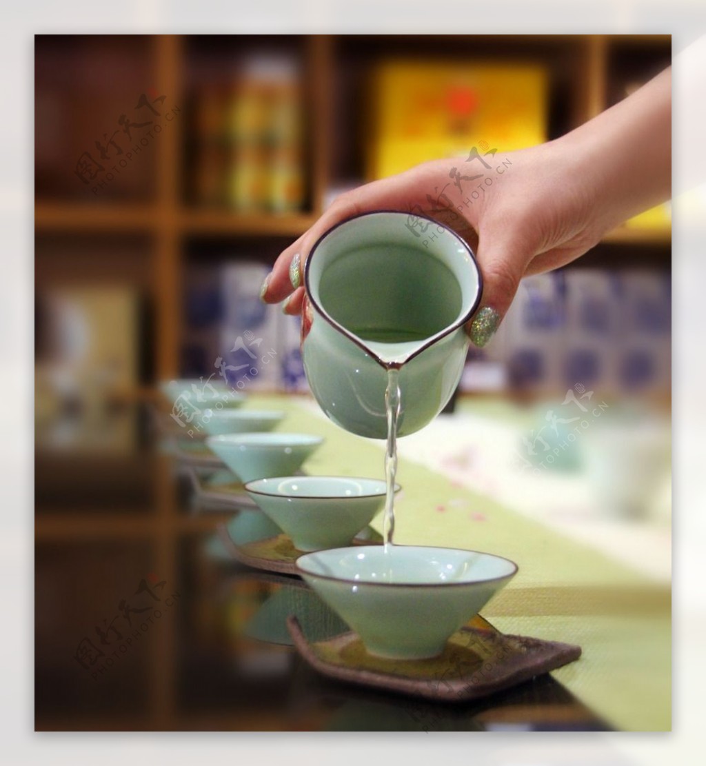 茶艺白天茶杯石头上倒茶摄影图配图高清摄影大图-千库网