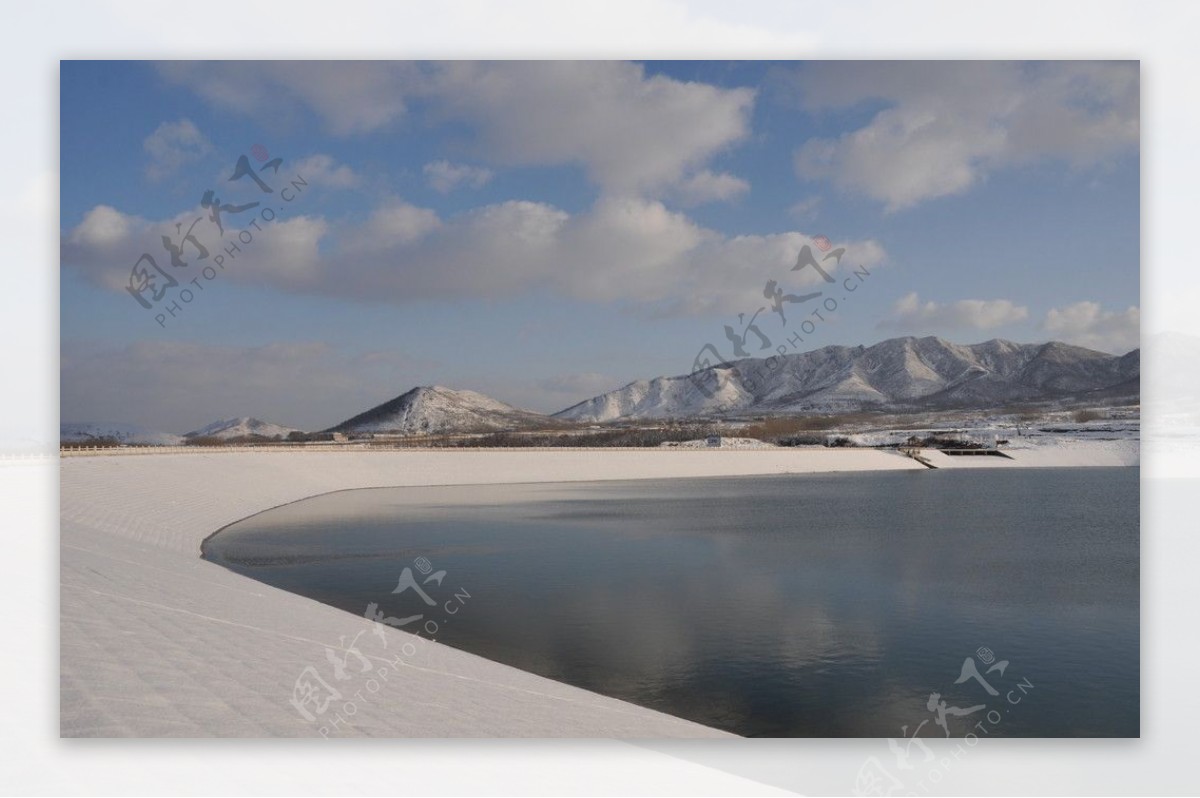 高原雪景图片