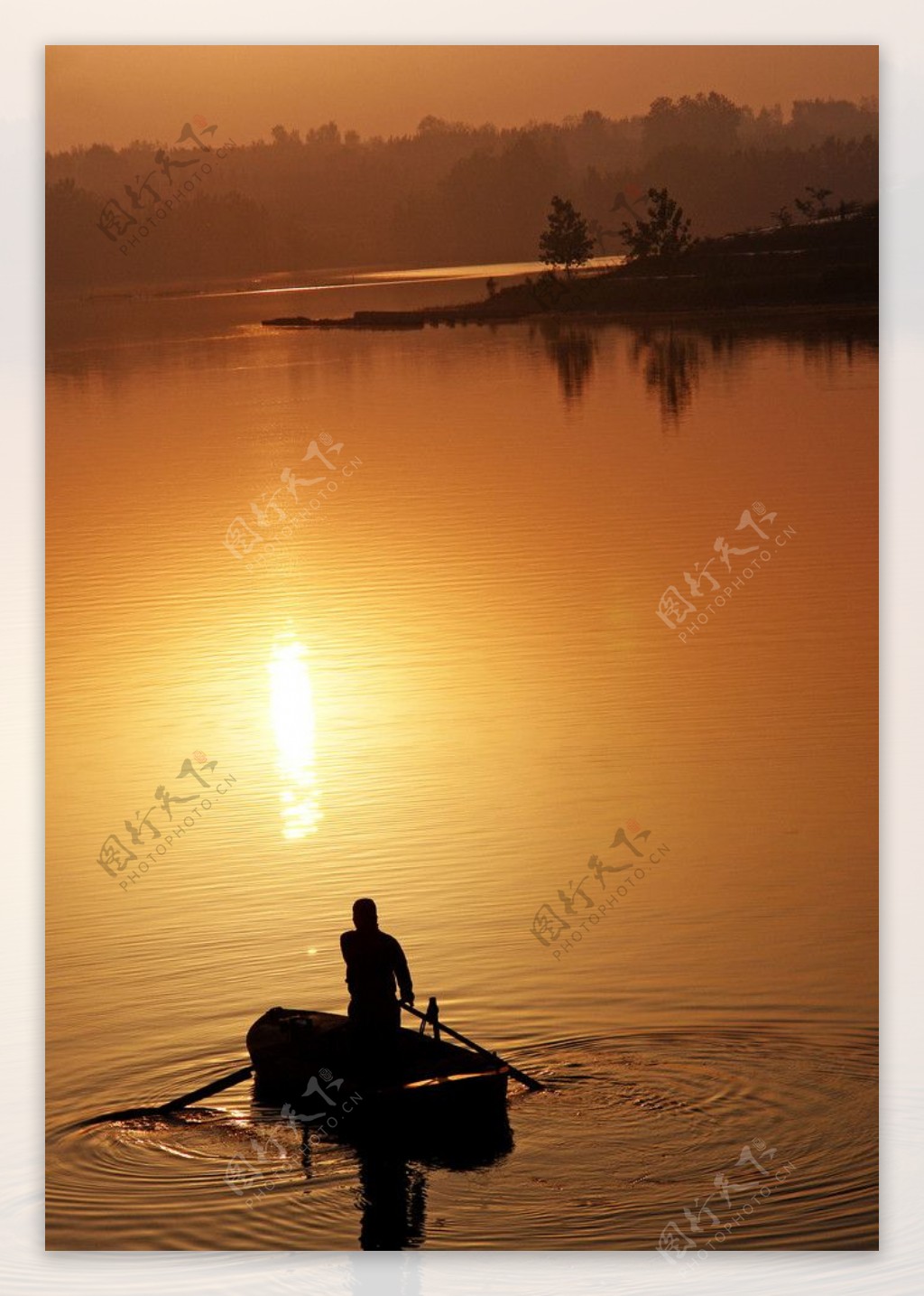 朝阳下的划船图片