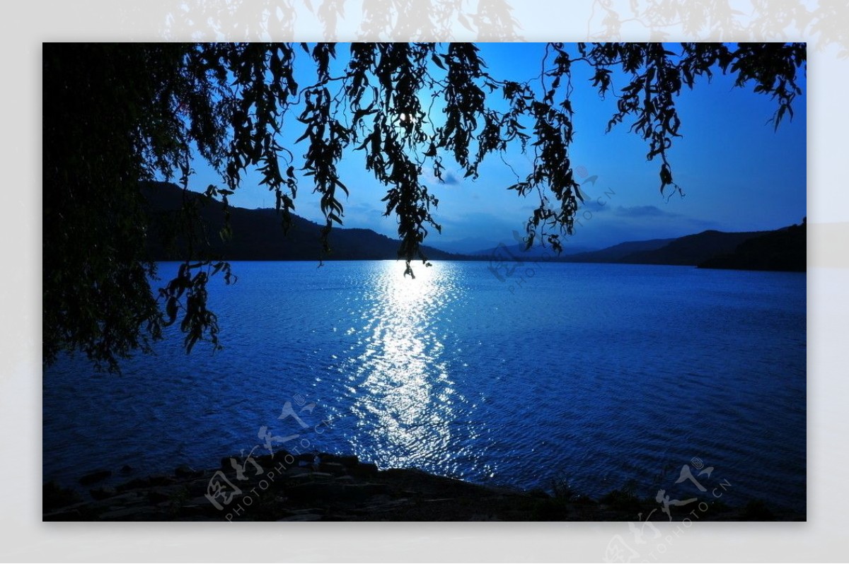 红河湖夜景图片