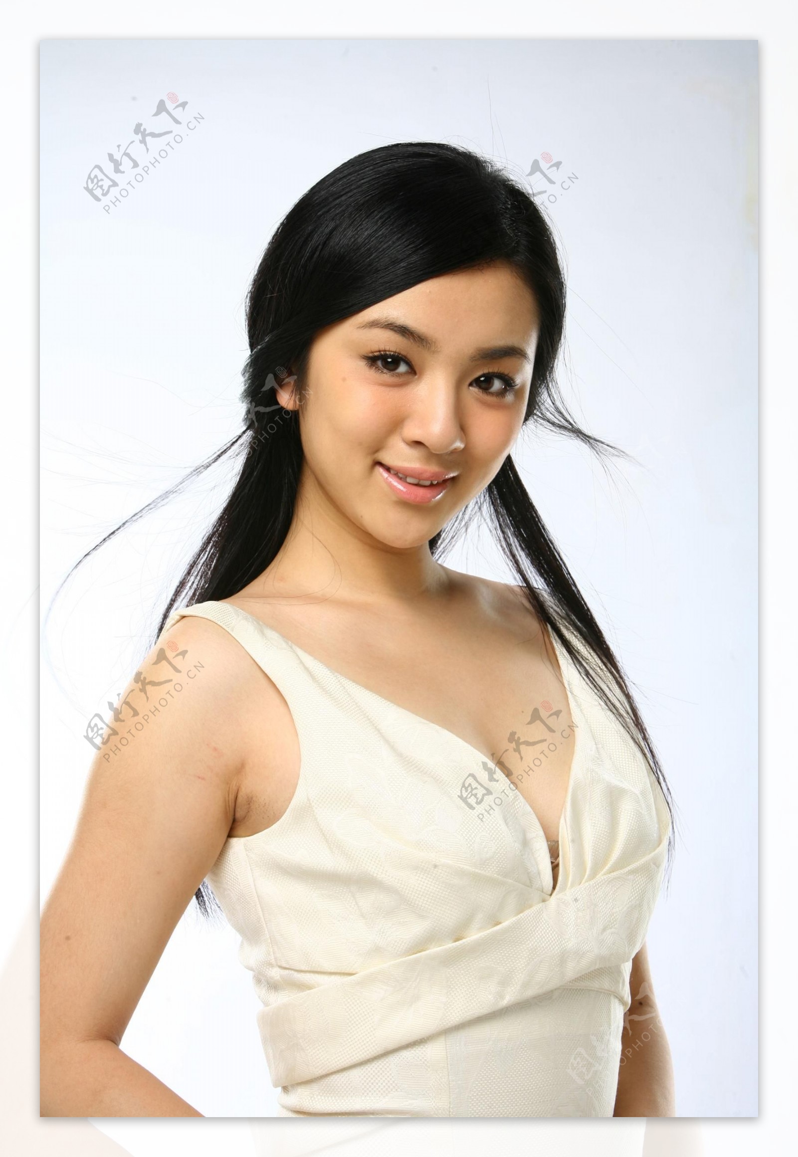 王晓晨身穿一款露肩白色长裙，清新淡雅
