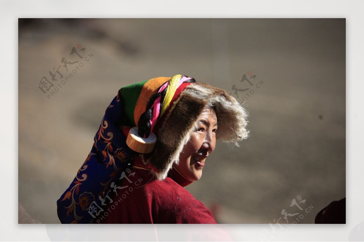 山水风景风景名胜自然风景旅游印记车行西藏少数民族开心的百姓图片
