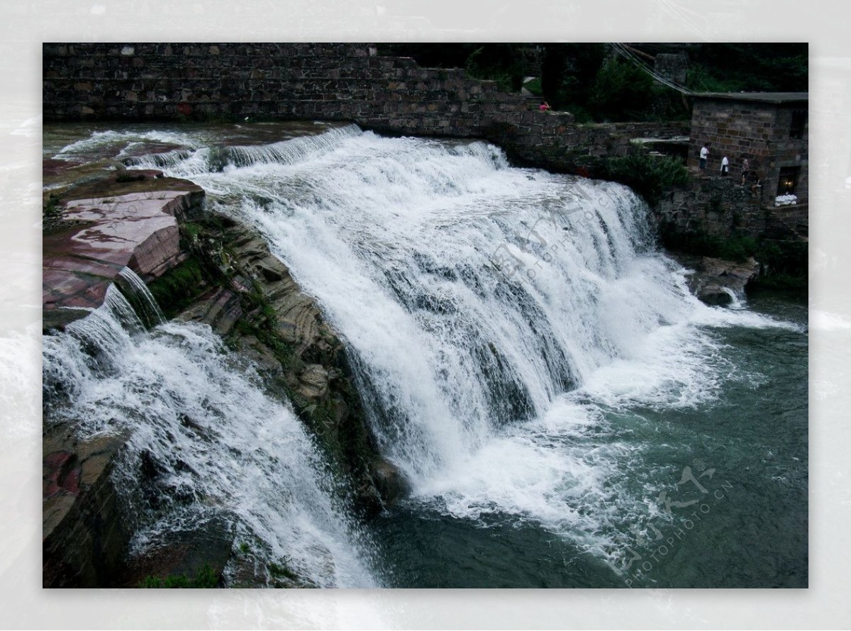 山中溪瀑图片