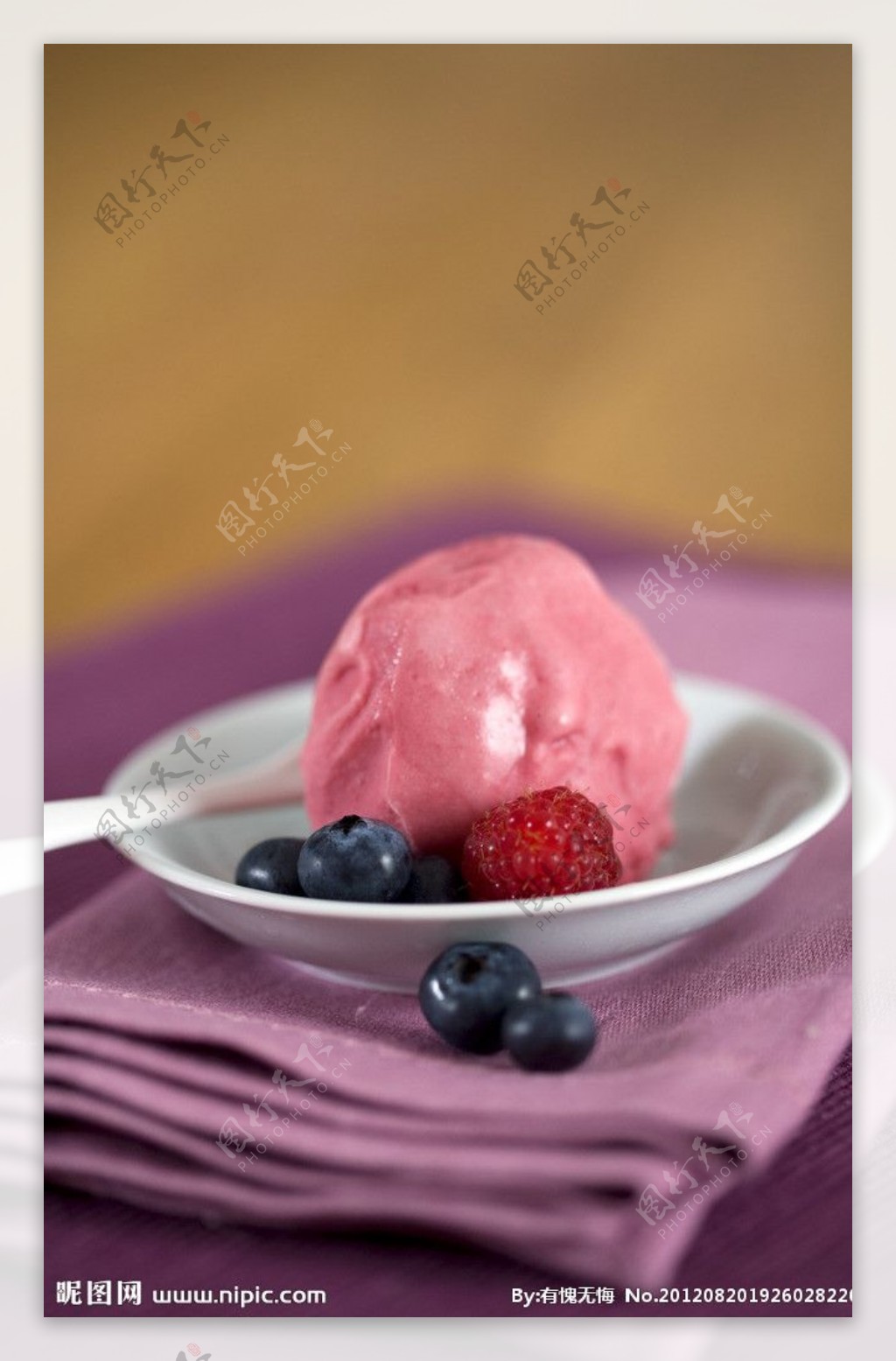 冰激凌草莓冰激凌图片