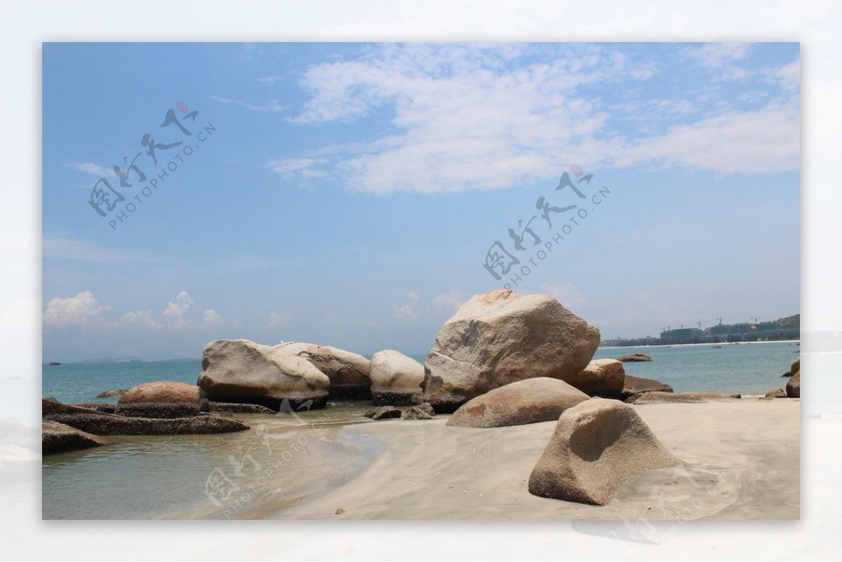 蓝天白云大海沙滩岩石图片