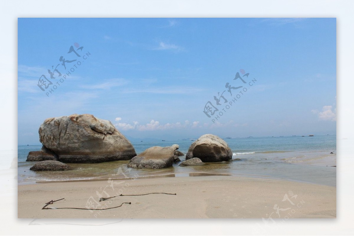 蓝天白云大海岩石图片